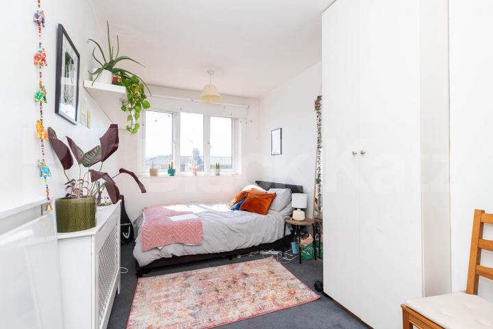 Arranged over 2 floors in the De Beauvoir area is this 2 bed plus study Mitchison Road, De Beauvoir Town